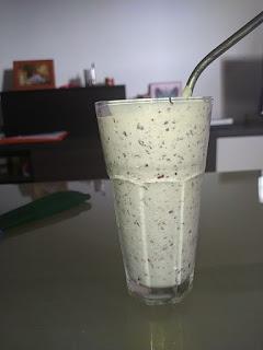 Batido antioxidante con arándanos y avena. Batido antioxidante con arándanos y avena.