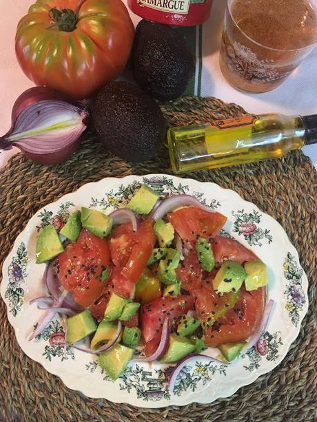 Tomate Aliñado Con Aguacate Y Cebolla Morada Tomate Aliñado Con Aguacate Y Cebolla Morada