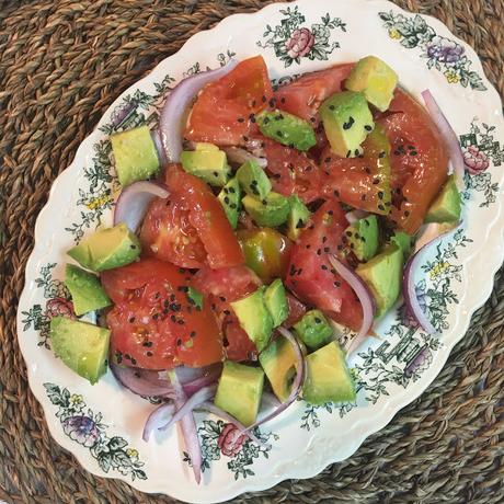 Tomate Aliñado Con Aguacate Y Cebolla Morada