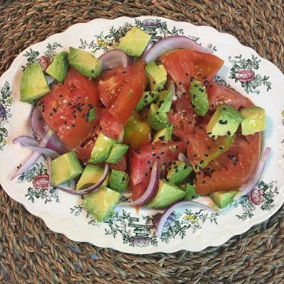 Tomate Aliñado Con Aguacate Y Cebolla Morada Tomate Aliñado Con Aguacate Y Cebolla Morada