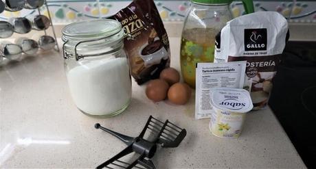 Los ingredientes necesarios para hacer el bizcocho de chocolate