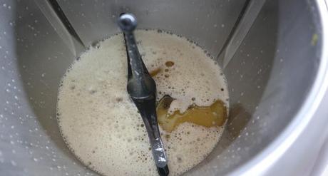 Echamos ahora el aceite para mezclar