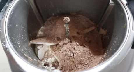 Echar el chocolate en polvo para mezclar ahora
