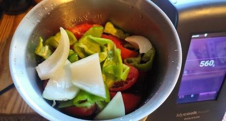 Echar los ingredientes en el vaso para picar las verduras