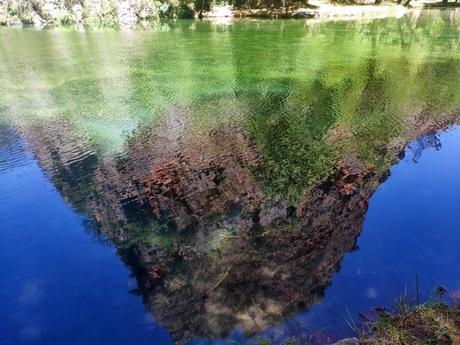 lago-espejo-reflejo-montana