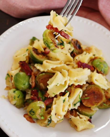 sorpresine pasta fresca casera a mano repollito bruselas panceta