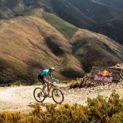 El ciclista portugués Tiago Ferreira subió en bicicleta y en 24 horas a a 17,753 metros de altura (equivalente a más de dos veces el Everest).