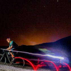 El ciclista portugués Tiago Ferreira subió en bicicleta y en 24 horas a a 17,753 metros de altura (equivalente a más de dos veces el Everest).