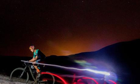 Camino al récord: subió dos Everest en bike en casi 24 horas