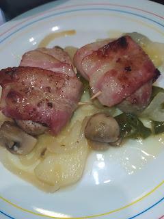 Solomillo al horno con bacon y patatas panadera. Solomillo al horno con bacon y patatas panadera.