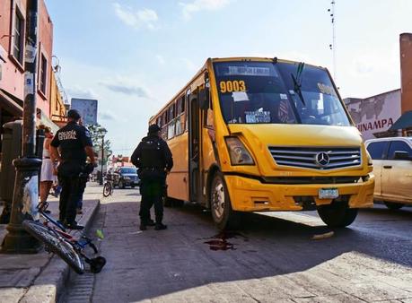 Camión urbano atropella ciclista en avenida Reforma