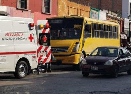 Camión urbano atropella ciclista en avenida Reforma