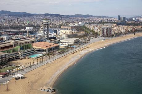 La reducción, ordenada por el Ayuntamiento de Barcelona, ... Barcelona reduce un 15% el número máximo de bañistas en sus playas