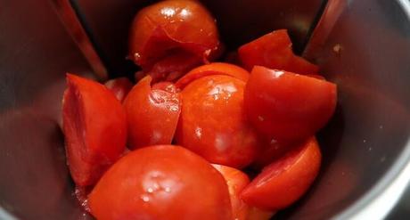 Triturar los tomates en el vaso