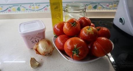 Los ingredientes necesarios para hacer tomate frito casero