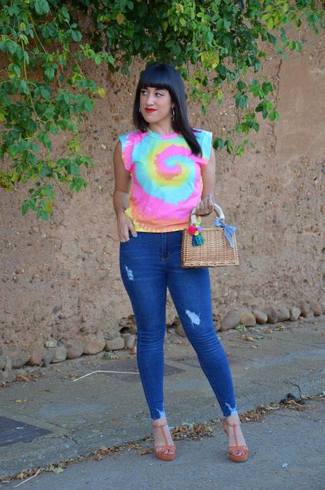 Camiseta tie dye con hombreras de Femme Luxe