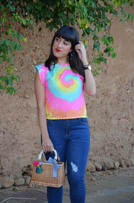 Camiseta tie dye con hombreras de Femme Luxe