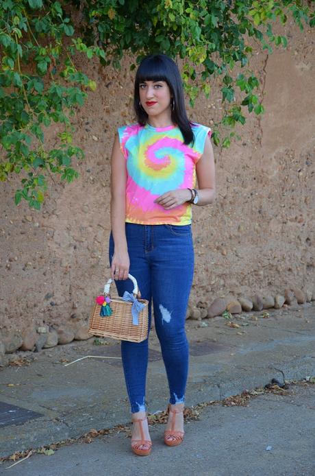 Camiseta tie dye con hombreras de Femme Luxe