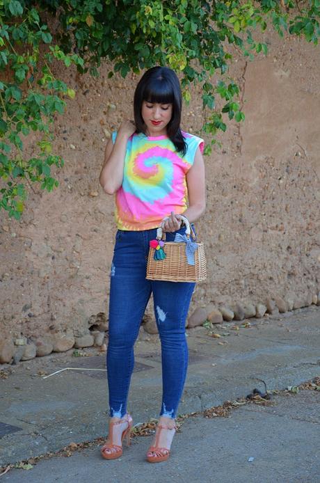 Camiseta tie dye con hombreras de Femme Luxe