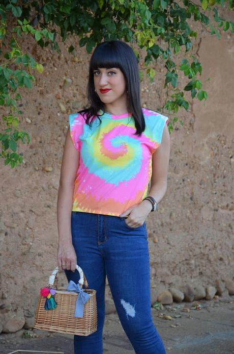 Camiseta tie dye con hombreras de Femme Luxe