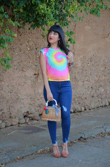 Camiseta tie dye con hombreras de Femme Luxe