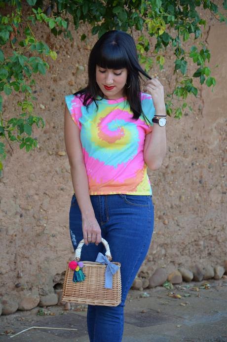 Camiseta tie dye con hombreras de Femme Luxe