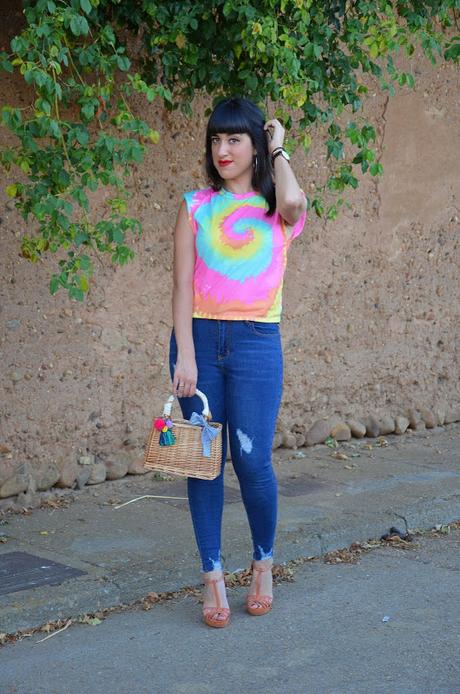 Camiseta tie dye con hombreras de Femme Luxe