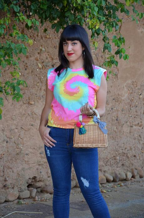 Camiseta tie dye con hombreras de Femme Luxe