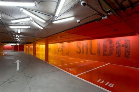 Supergráficos: cómo el color, las imágenes y la tipografía pueden transformar los espacios públicos 1448357976354Hotel_Silken_Puerta_de_America_Car_Park_Teresa_Sapey_7