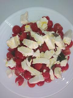 Ensalda de queso de cabra y tomates cherry. Ensalda de queso de cabra y tomates cherry.