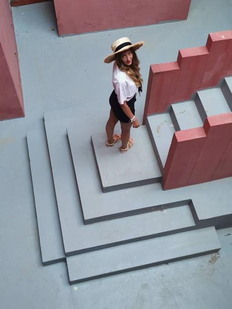 Un sombrero de paja en la Muralla Roja