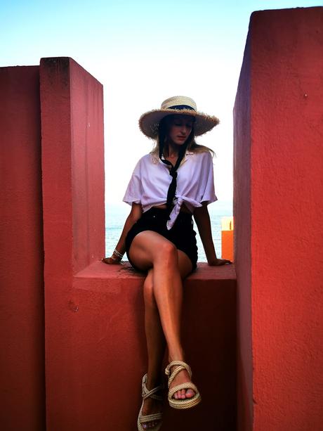 Un sombrero de paja en la Muralla Roja