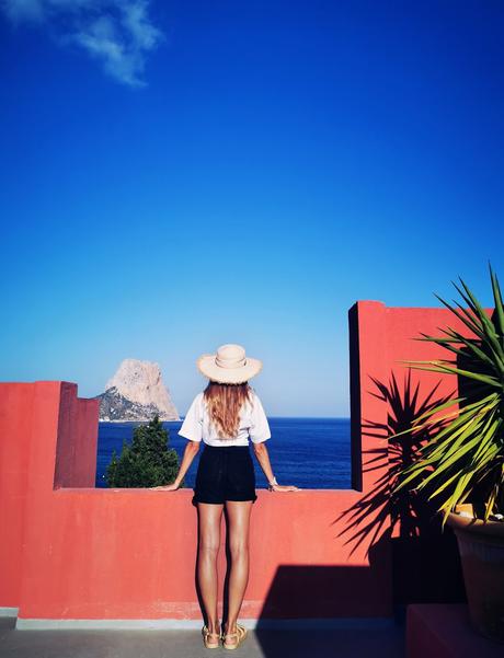 Un sombrero de paja en la Muralla Roja