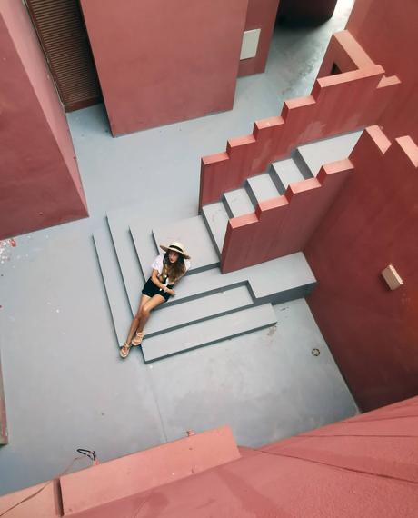 Un sombrero de paja en la Muralla Roja