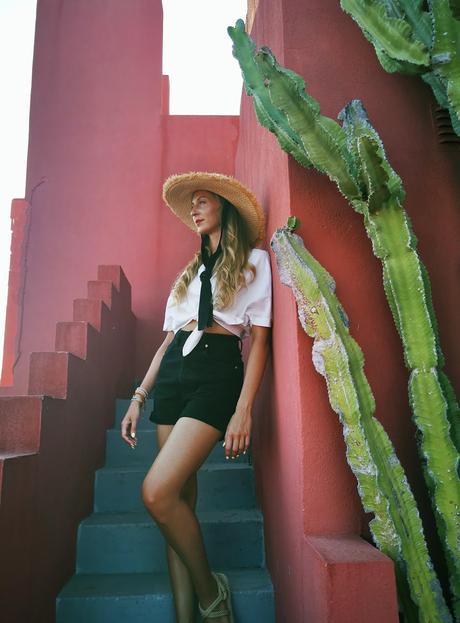 Un sombrero de paja en la Muralla Roja