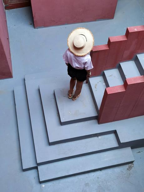 Un sombrero de paja en la Muralla Roja