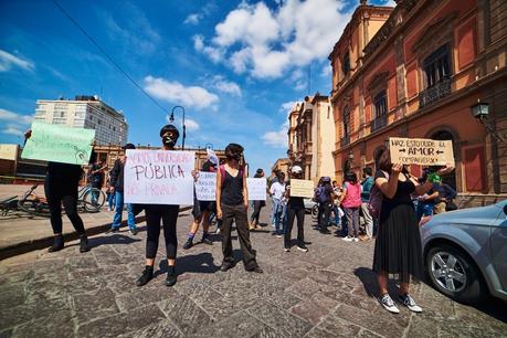 Estudiantes se manifiestan contra el alza en las inscripciones de la UASLP