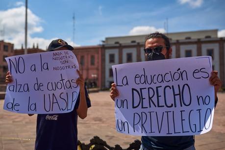 Estudiantes se manifiestan contra el alza en las inscripciones de la UASLP