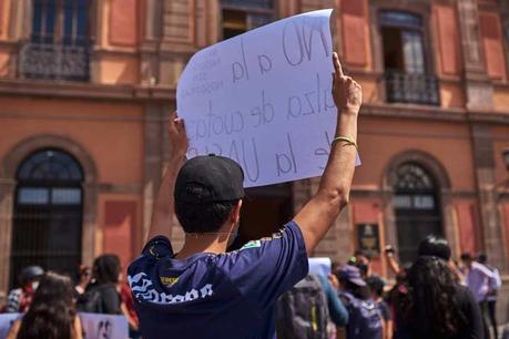 Estudiantes se manifiestan contra el alza en las inscripciones de la UASLP