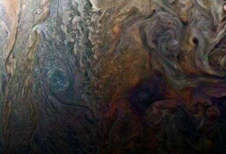 Un espectacular viaje a través de las tormentas eléctricas de Júpiter