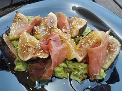 ENSALADA DE HIGOS CON JAMÓN SERRANO, SOBRE CREMA DE AGUACATES Y VINAGRETA DE MIEL DE CAÑA MALAGUEÑA ENSALADA DE HIGOS CON JAMÓN SERRANO, SOBRE CREMA DE AGUACATES Y VINAGRETA DE MIEL DE CAÑA MALAGUEÑA