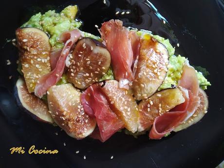 ENSALADA DE HIGOS CON JAMÓN SERRANO, SOBRE CREMA DE AGUACATES Y VINAGRETA DE MIEL DE CAÑA MALAGUEÑA ENSALADA DE HIGOS CON JAMÓN SERRANO, SOBRE CREMA DE AGUACATES Y VINAGRETA DE MIEL DE CAÑA MALAGUEÑA