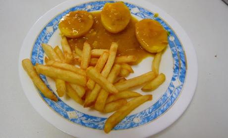 (Receta Familiar) Huevos en salsa con patatas fritas (Receta Familiar) Huevos en salsa con patatas fritas