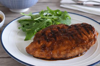 Pechuga de pollo al grill con salsa de whisky y manzana