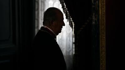 La “huida” del rey emérito, Juan Carlos I, un autoexiliado de lujo.
