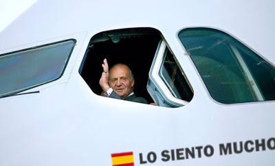 La “huida” del rey emérito, Juan Carlos I, un autoexiliado de lujo.