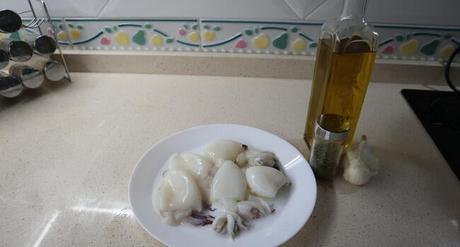 Los ingredientes necesarios para hacer chipirones al ajillo con THermomix