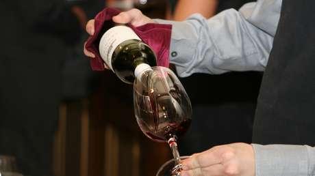 El vino tinto alivia gravedad del Covid-19.