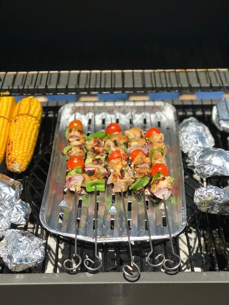 Brochetas de salmón marinado