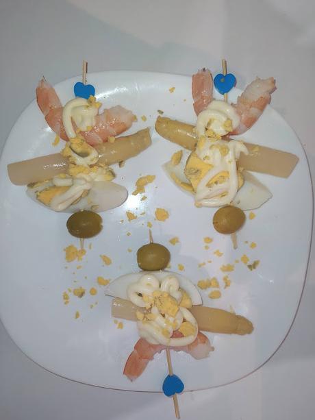 Pintxo de huevo, espárrago y langostino.